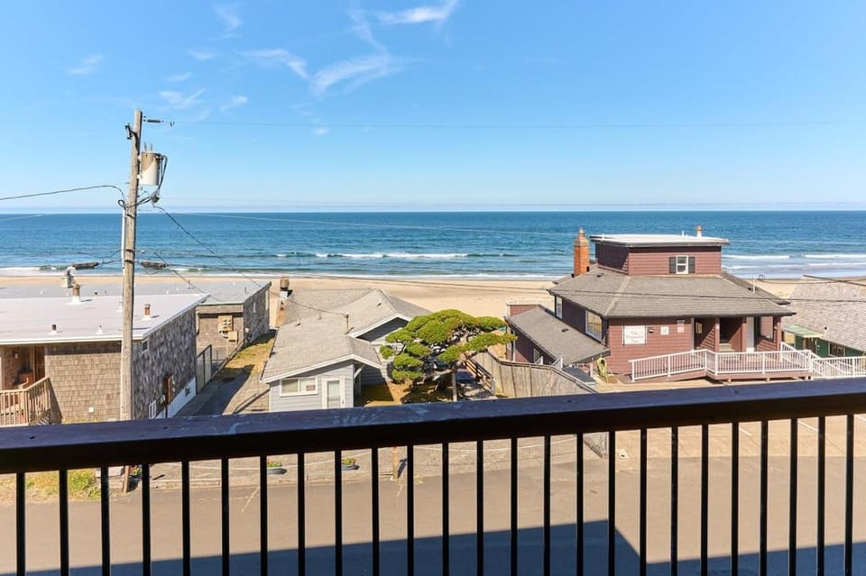 Oceanview Condo - Second Floor - Pet Friendly House in Devils Lake