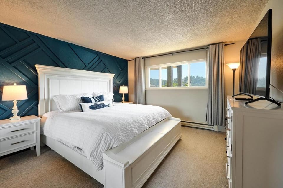 Oceanview Condo - Second Floor - Pet Friendly House in Devils Lake
