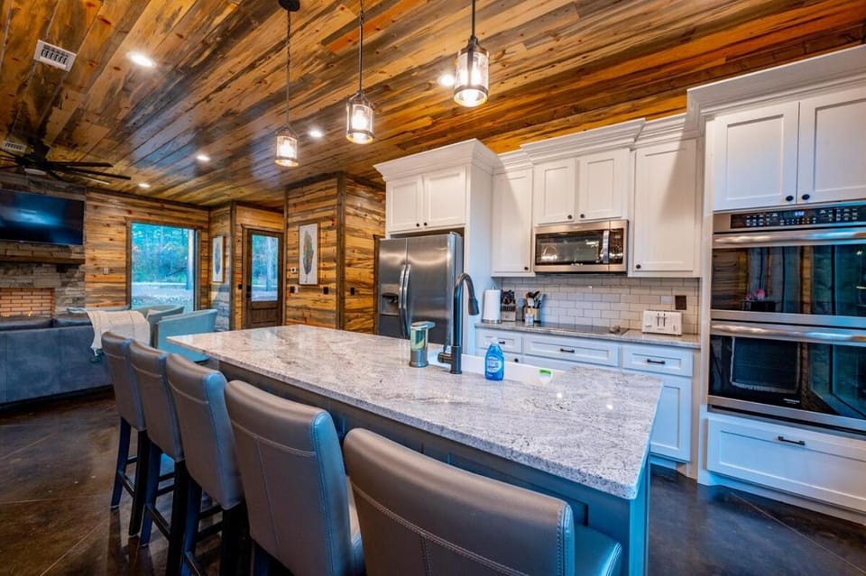 Tranquil Haven - Sleeps 21-Luxury Modern Retreat! House in Broken Bow