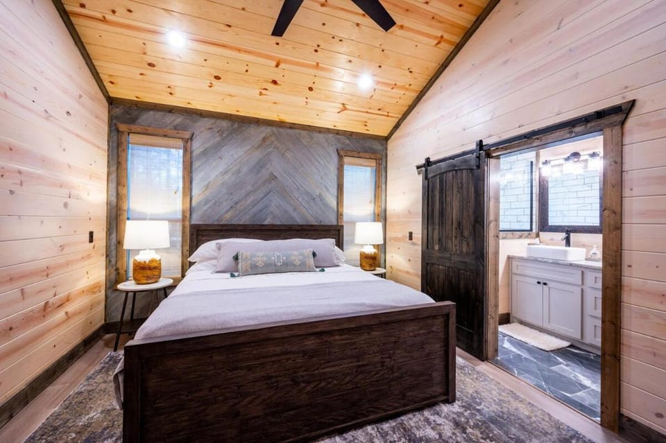 Tranquil Haven - Sleeps 21-Luxury Modern Retreat! House in Broken Bow