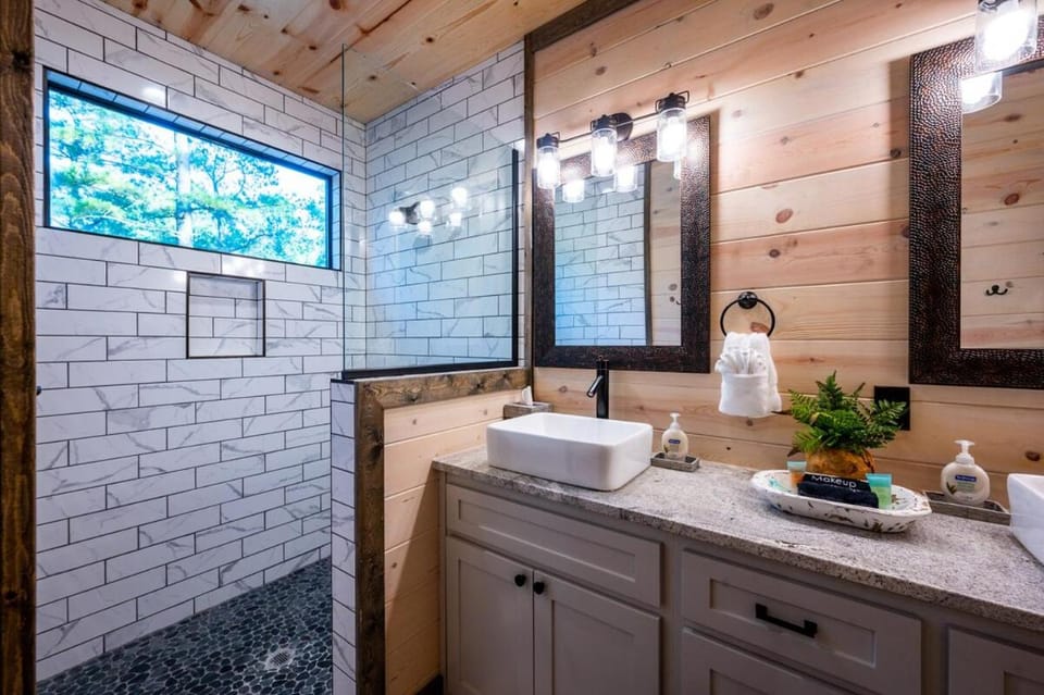 Tranquil Haven - Sleeps 21-Luxury Modern Retreat! House in Broken Bow