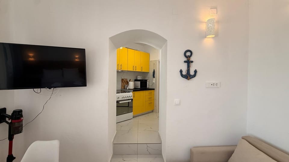 Kitchen or kitchenette, oven, stove
