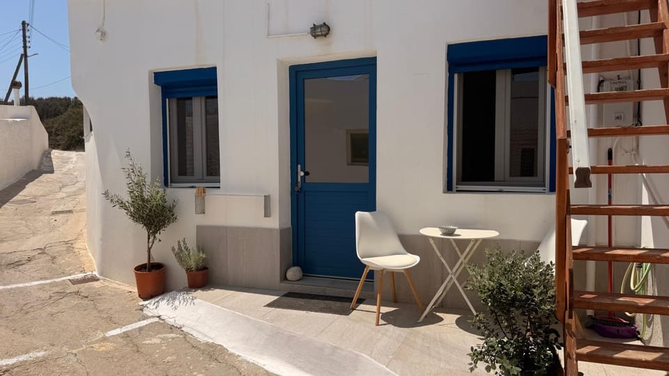 Property building, Patio, Balcony/Terrace