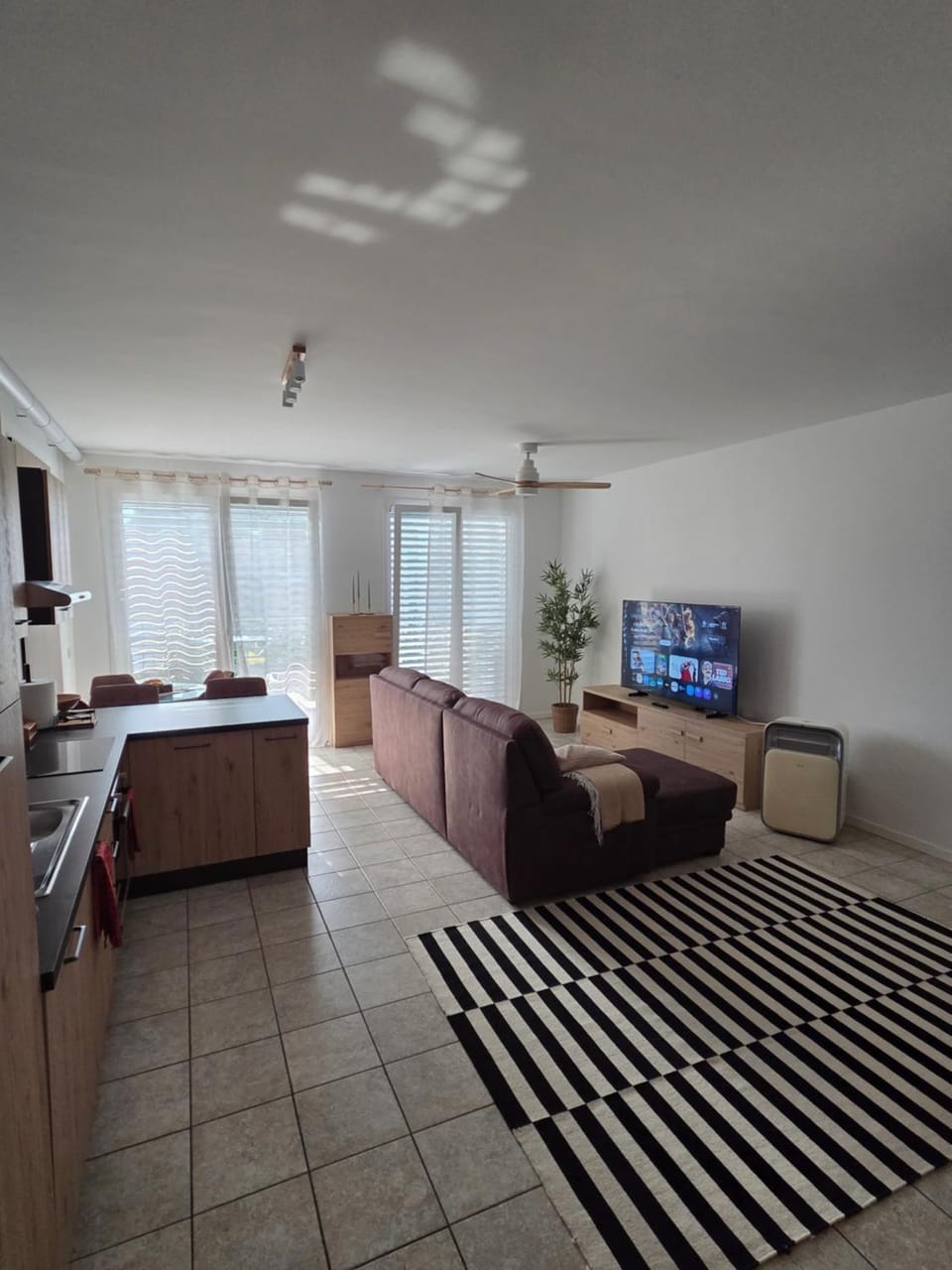 TV and multimedia, Kitchen or kitchenette, Living room, Photo of the whole room