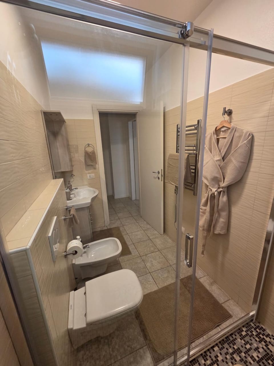 Shower, Toilet, Bathroom, bidet, towels
