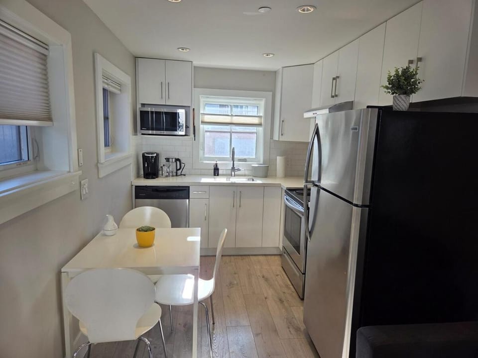 Coffee/tea facilities, Kitchen or kitchenette, Dining area, dishwasher, oven, stove