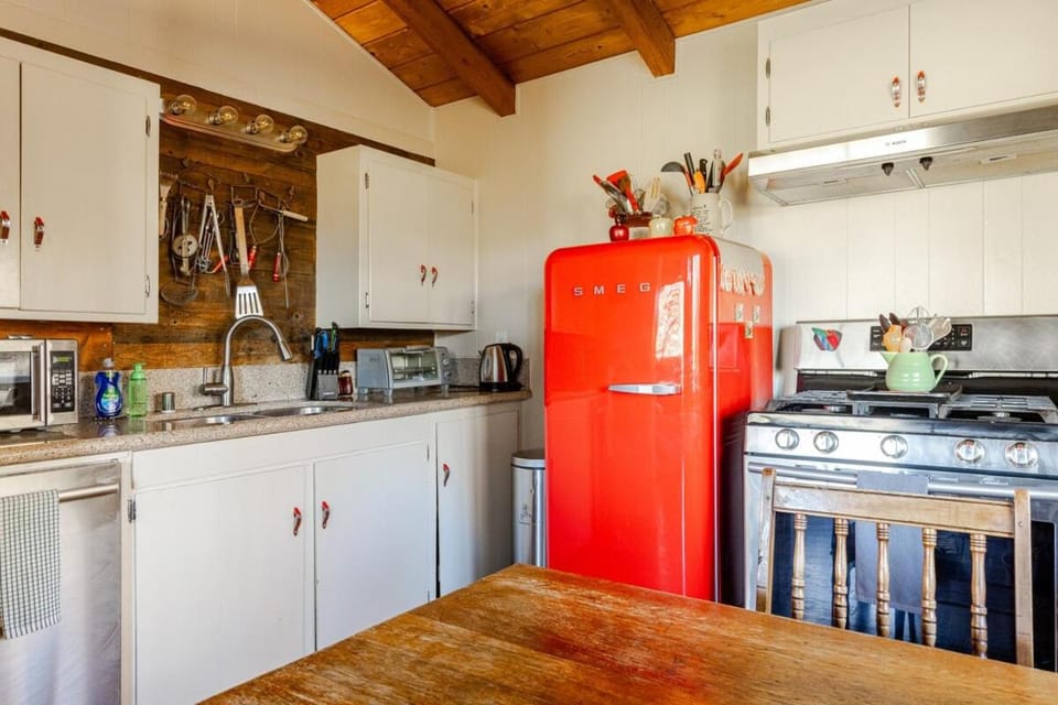 Kitchen or kitchenette, dishwasher, oven, stove, toaster