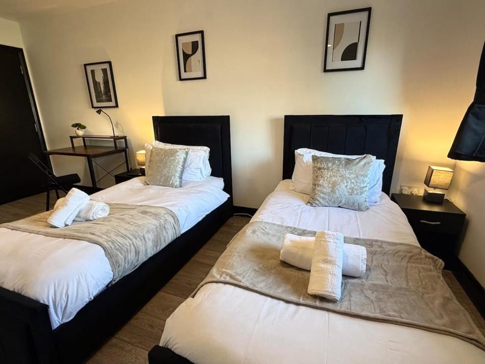 Oak & Noir Suite-Luxury 2-Bedroom Flat, Parking, Wifi, Netflix, Central Location Apartment in Manchester
