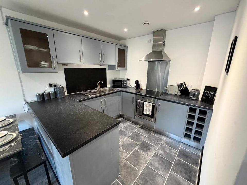 Oak & Noir Suite-Luxury 2-Bedroom Flat, Parking, Wifi, Netflix, Central Location Apartment in Manchester