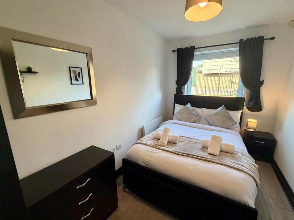Oak & Noir Suite-Luxury 2-Bedroom Flat, Parking, Wifi, Netflix, Central Location Apartment in Manchester
