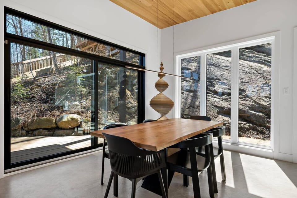 Rockhaus-Cliffside Dome Sauna/Hot Tub/Tremblant House in Quebec