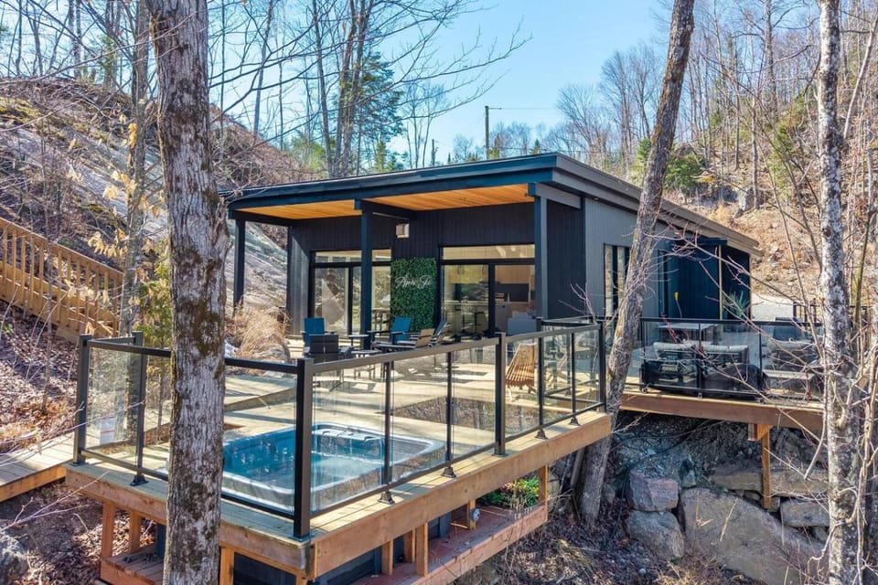 Rockhaus-Cliffside Dome Sauna/Hot Tub/Tremblant House in Quebec