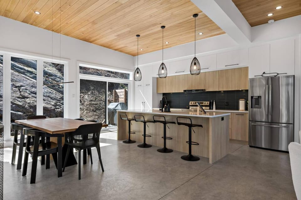 Rockhaus-Cliffside Dome Sauna/Hot Tub/Tremblant House in Quebec