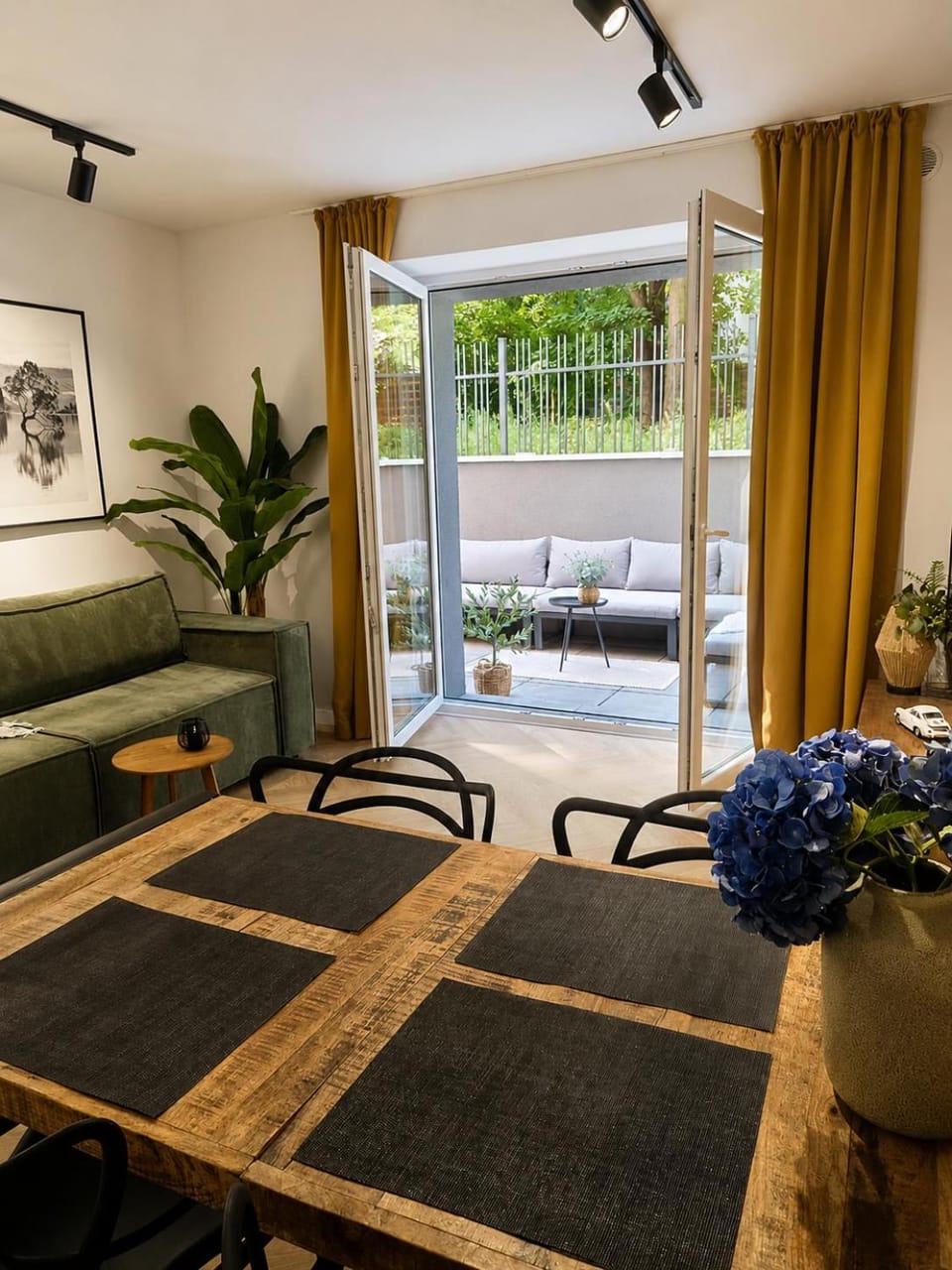 Patio, Balcony/Terrace, Living room, Seating area, Dining area