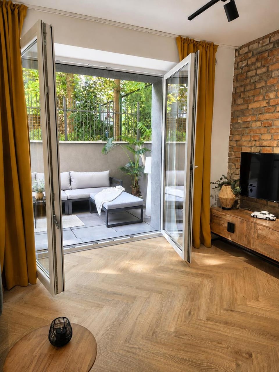 View (from property/room), Balcony/Terrace, Living room, Garden view
