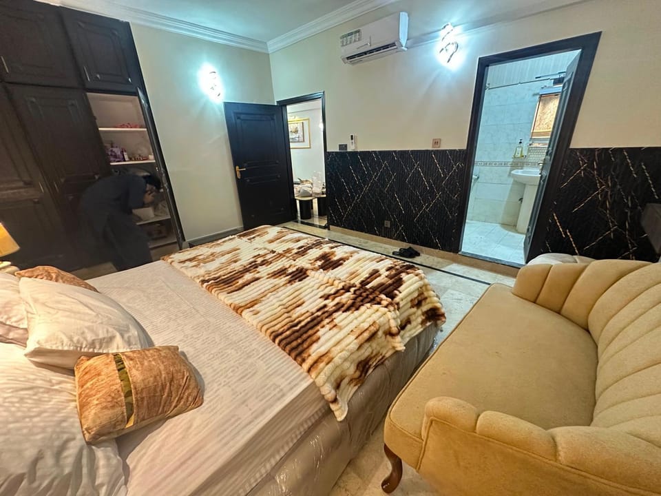 Seating area, Bedroom