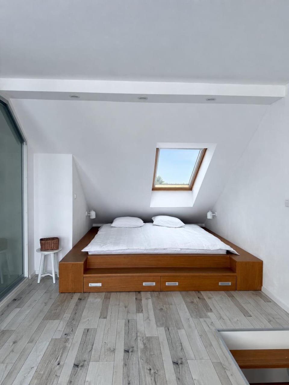 Photo of the whole room, Bedroom