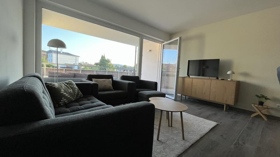 Communal lounge/ TV room, TV and multimedia, Living room, Seating area