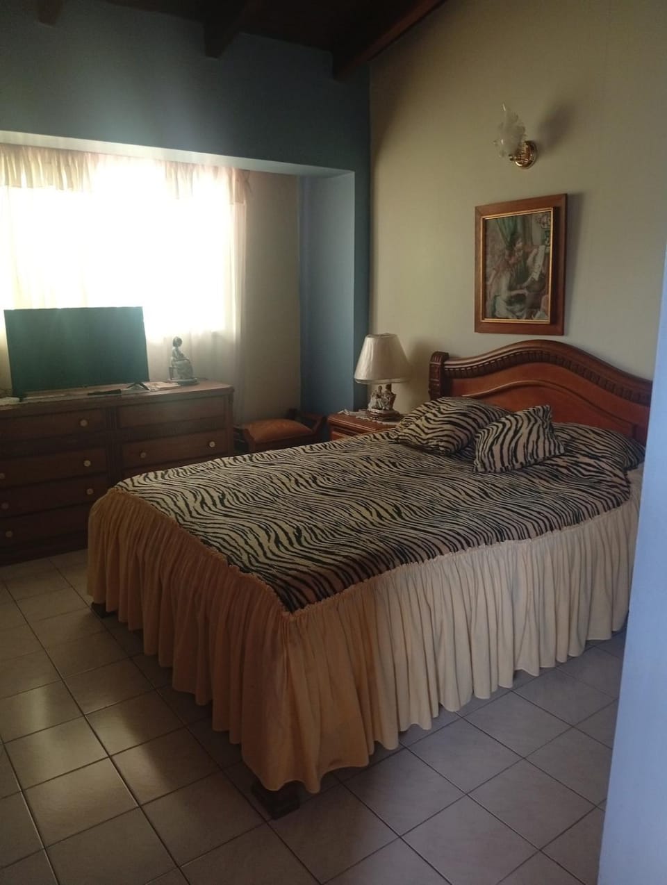 Bed, TV and multimedia, Photo of the whole room, Bedroom
