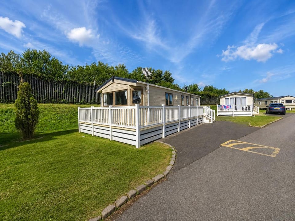 Property building, Spring, Day, Neighbourhood, Natural landscape, Balcony/Terrace, Location, Parking