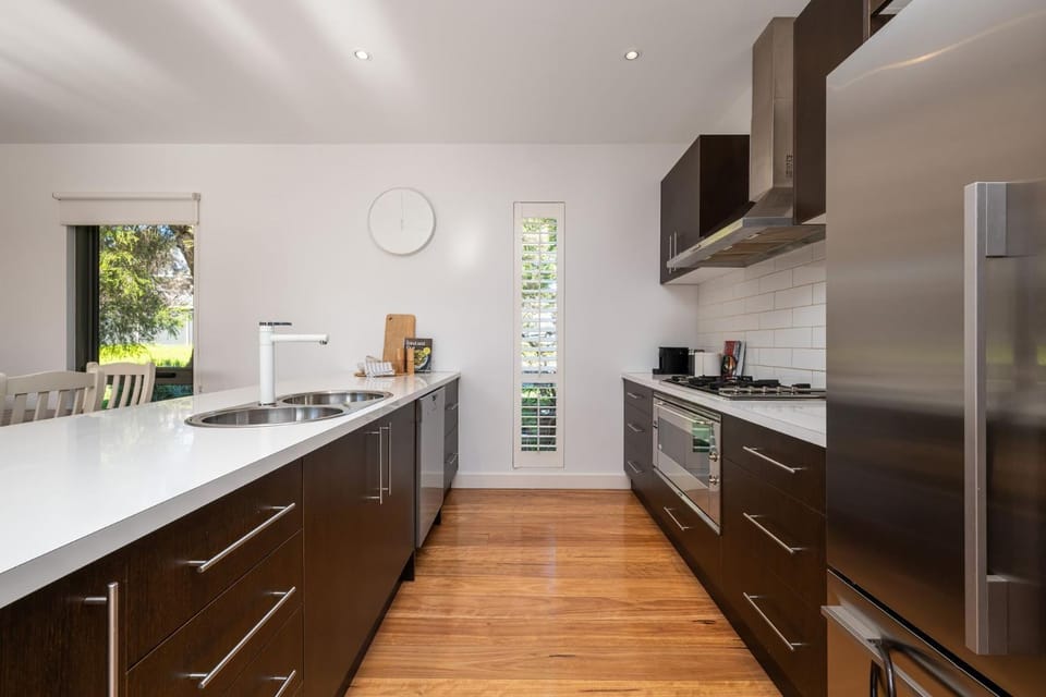 Escape to Dee's Dromana with Heated Spa House in Dromana