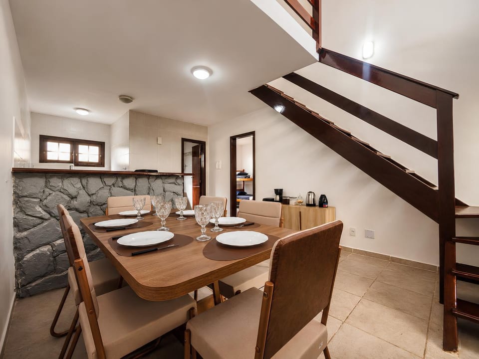 Duplex 2 quartos para 6 no Peró, Cabo Frio, com suíte, estacionamento, cozinha equipada e Smart TV, perto da Ilha do Japonês, Praia das Conchas e Rua dos Biquínis Apartment in Cabo Frio