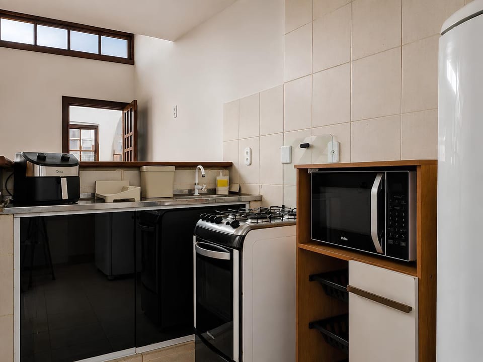 Duplex 2 quartos para 6 no Peró, Cabo Frio, com suíte, estacionamento, cozinha equipada e Smart TV, perto da Ilha do Japonês, Praia das Conchas e Rua dos Biquínis Apartment in Cabo Frio