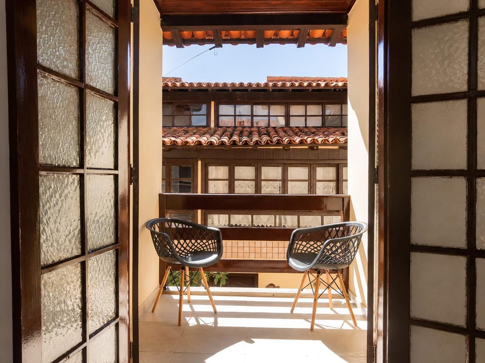 Duplex 2 quartos para 6 no Peró, Cabo Frio, com suíte, estacionamento, cozinha equipada e Smart TV, perto da Ilha do Japonês, Praia das Conchas e Rua dos Biquínis Apartment in Cabo Frio
