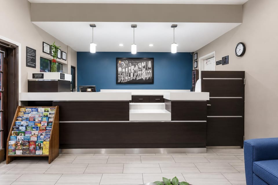 HomePointe Inn & Suites Motel in Bakersfield