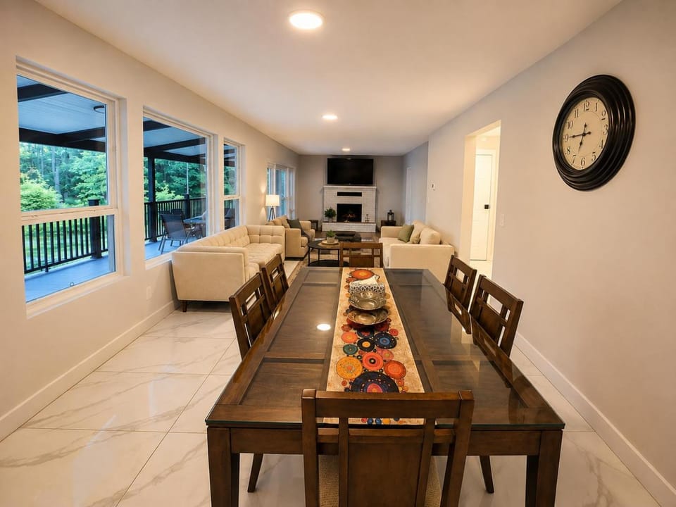 Communal lounge/ TV room, TV and multimedia, Living room, Seating area, Dining area