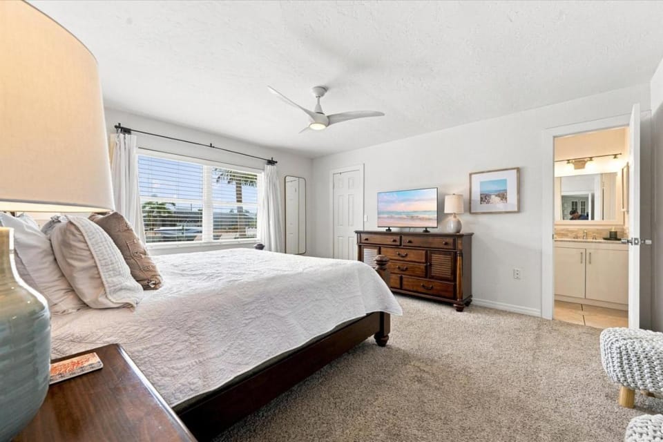 Bed, TV and multimedia, Bedroom