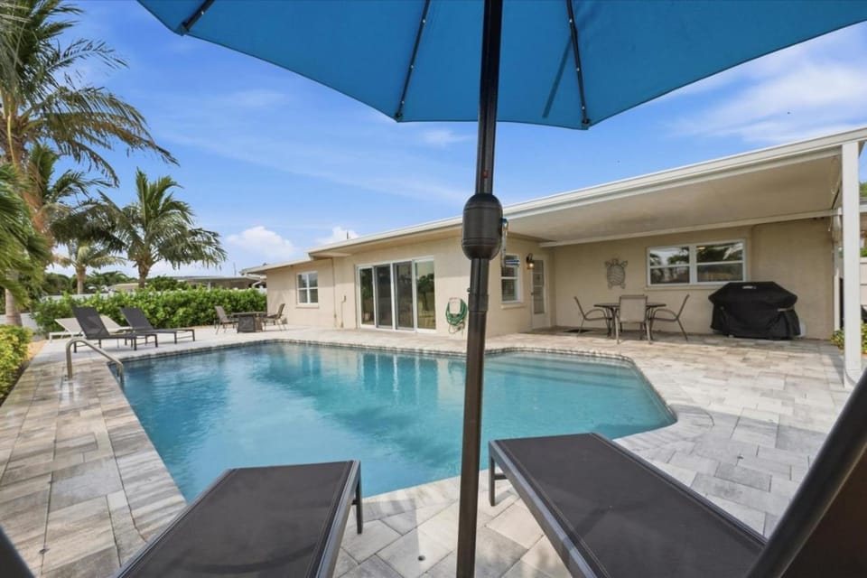 Patio, Swimming pool, sunbed