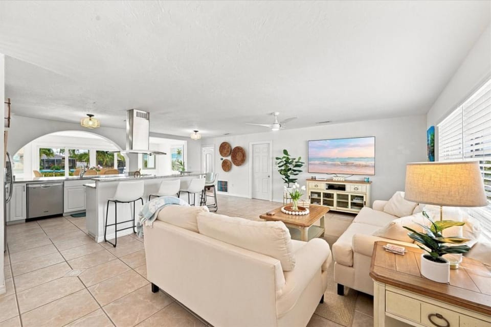 Kitchen or kitchenette, Living room, Seating area