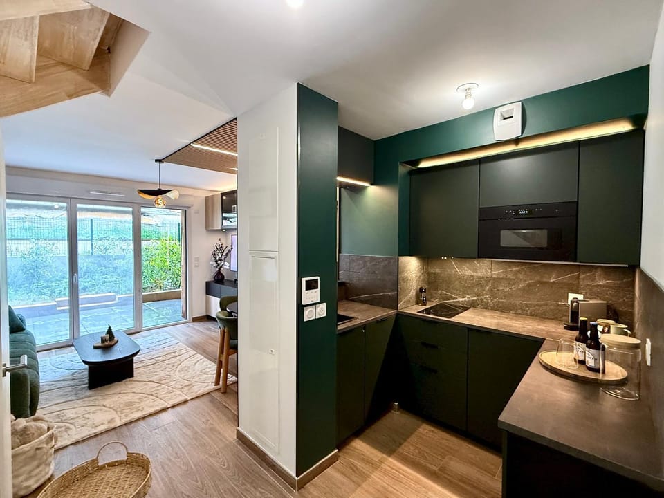Coffee/tea facilities, Kitchen or kitchenette, dishwasher, microwave, stove, toaster, kitchen