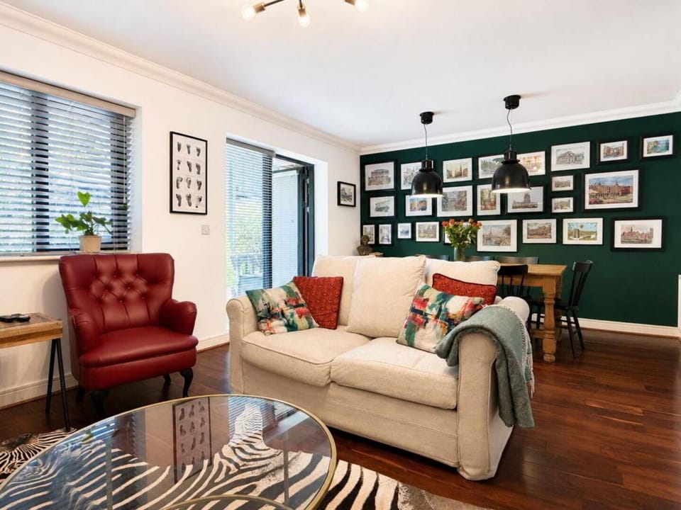 3 Bedrooms with Garden, The Coast, Dublin Apartment in Dublin
