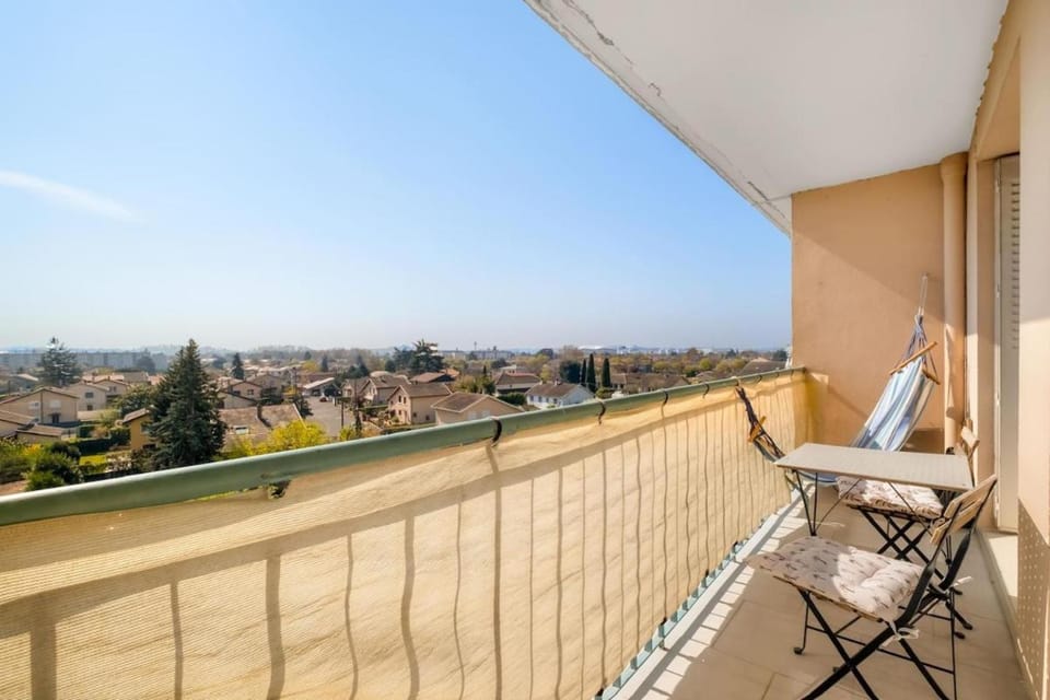 Bright T4 with View - Close to Grand Large & Tram T3 Apartment in Auvergne-Rhône-Alpes
