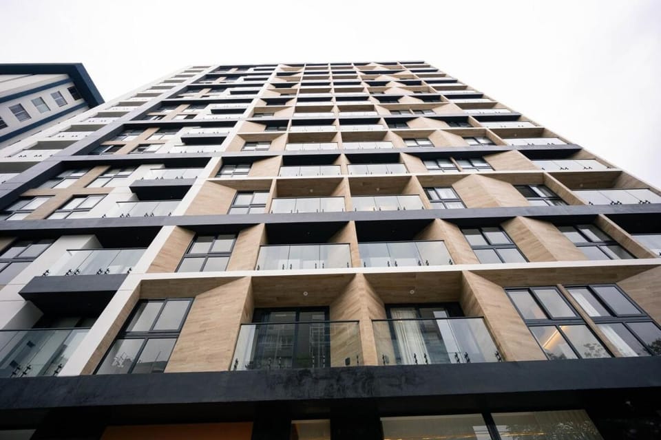 Sleek Modern 1BR w,Balcon WIFI POOL & GYM Apartment in Barranco