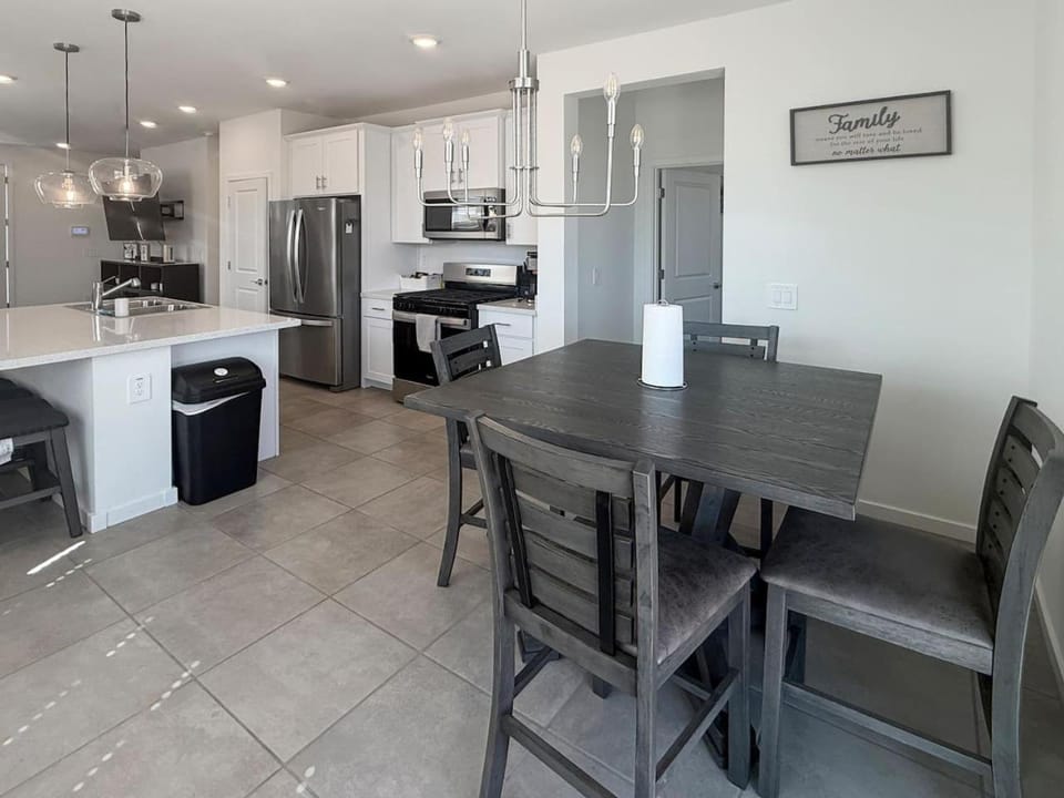 Modern 3BR Casa Grande Retreat Pool Access I-10 House in Casa Grande