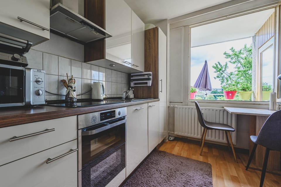 Kitchen or kitchenette, Dining area, oven, stove