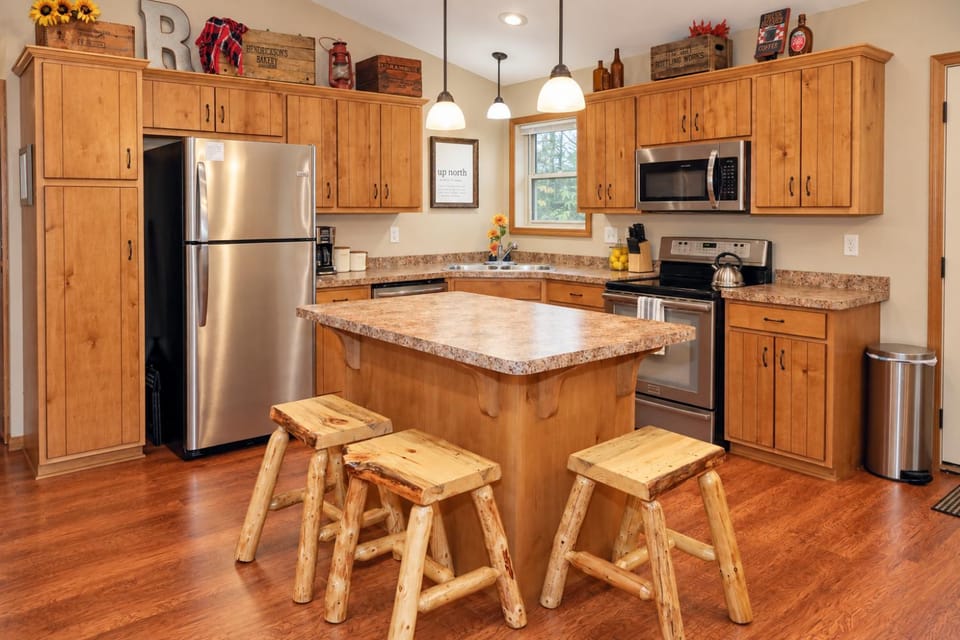 Kitchen or kitchenette, Seating area, Dining area