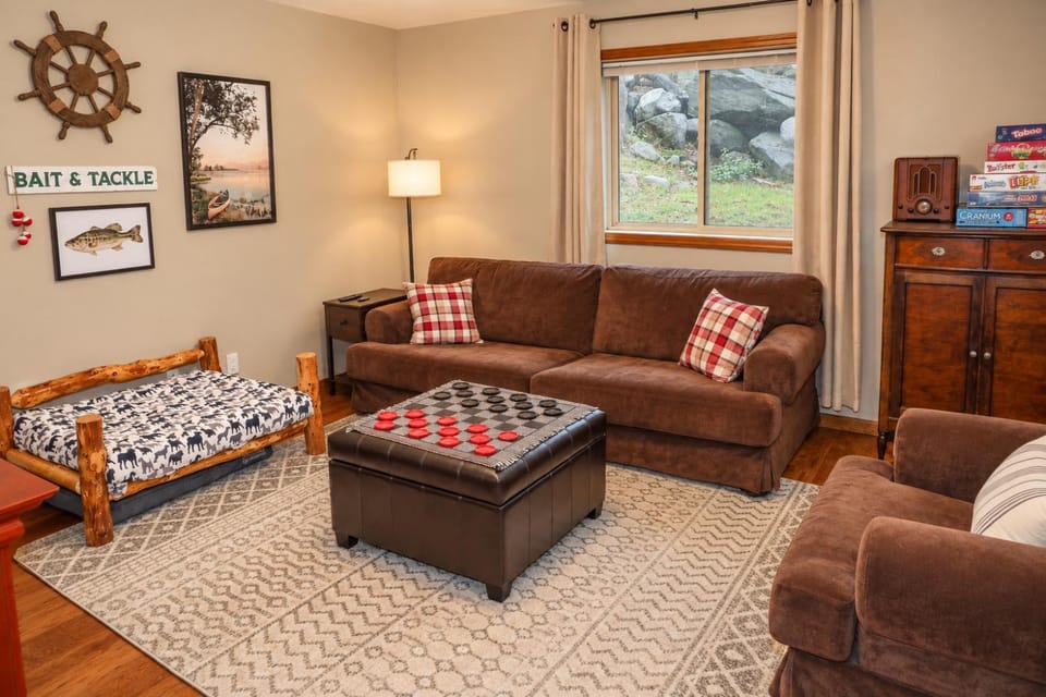 Natural landscape, View (from property/room), Living room, Photo of the whole room, Seating area, Pets