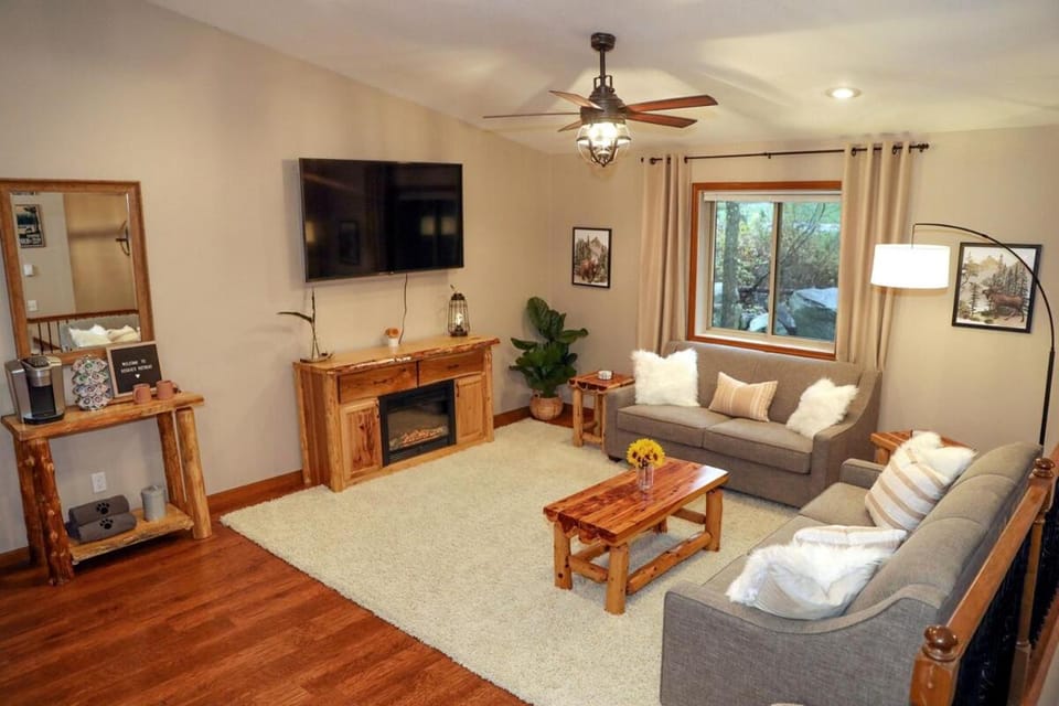 Cozy pet-friendly home near hiking trails and Lake Vermilion House in Tower