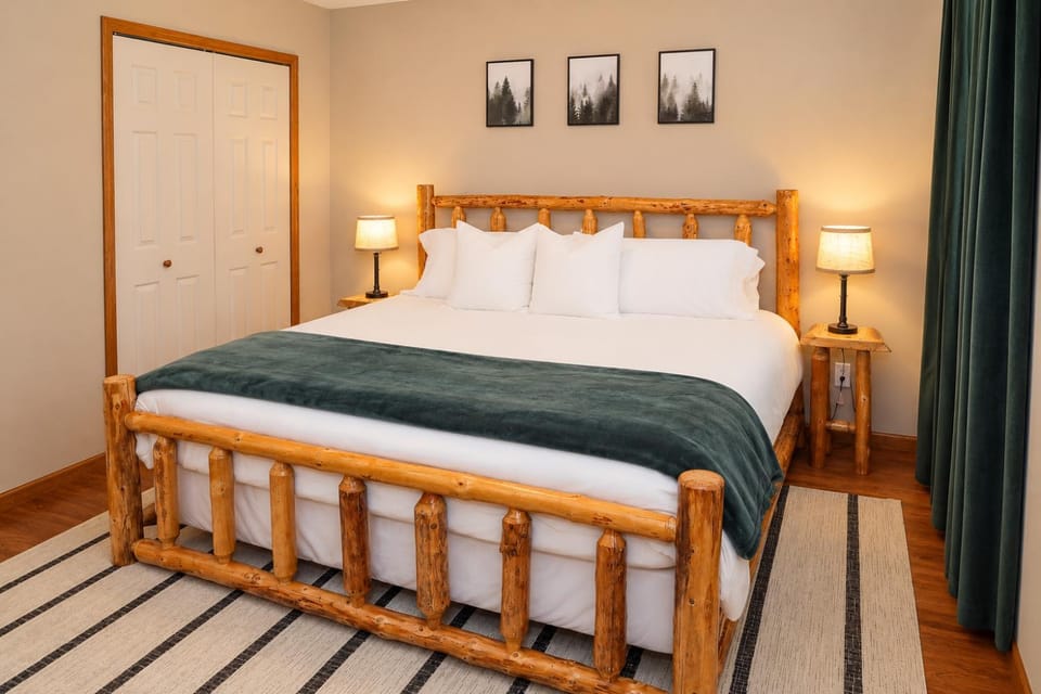 Bed, Photo of the whole room, Decorative detail, Bedroom