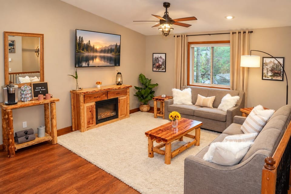 TV and multimedia, Living room, Seating area, fireplace
