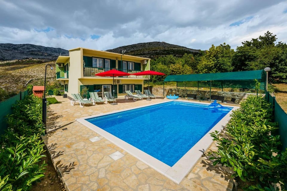 Property building, Mountain view, Pool view, Swimming pool, Swimming pool