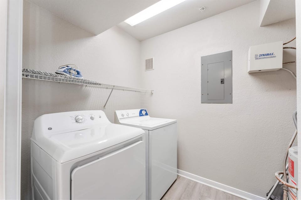 Bright 2BR King Suite w Gym& close to Downtown Apartment in Montopolis