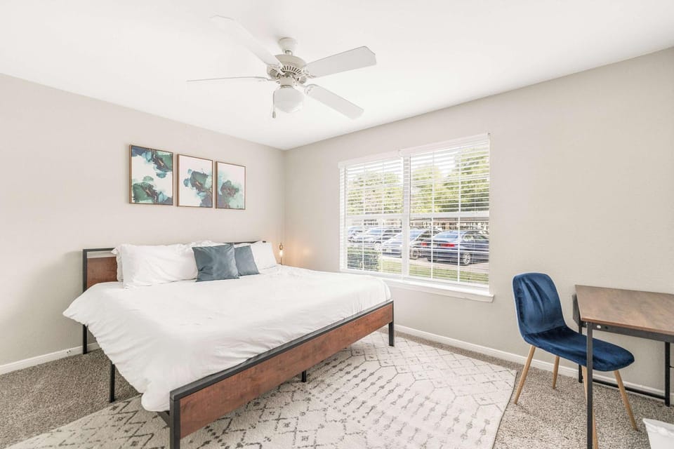 Bright 2BR King Suite w Gym& close to Downtown Apartment in Montopolis