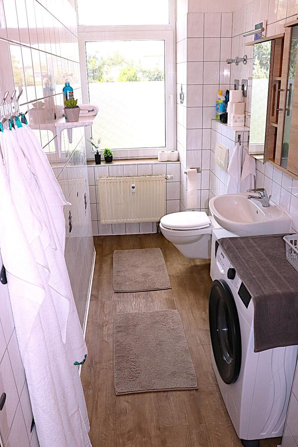Toilet, Bathroom, towels, washing machine