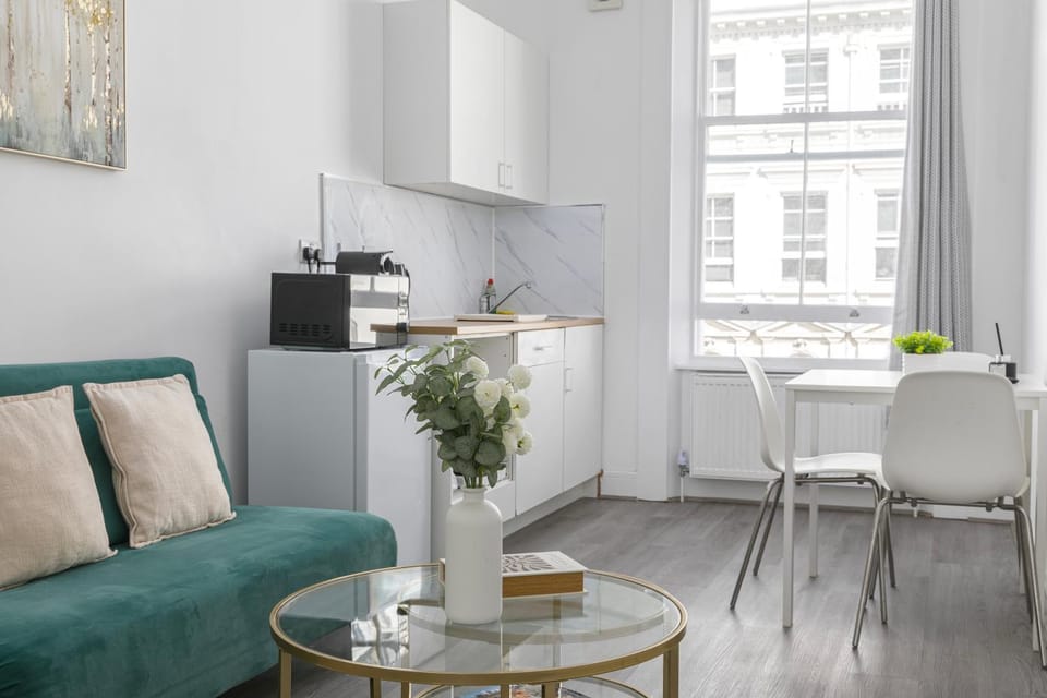 Kitchen or kitchenette, Living room, Seating area, Dining area