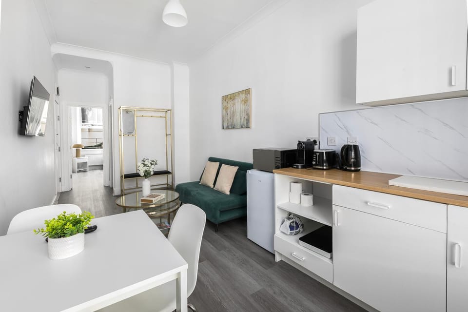 TV and multimedia, Coffee/tea facilities, Kitchen or kitchenette, Living room, Seating area, Dining area, oven, stove, toaster